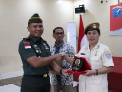Dandim 1206/Putussibau Pimpin Acara Tradisi Pelepasan PNS Purna Tugas 