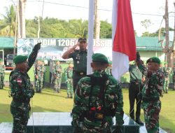 Dandim 1206/Putussibau Pimpin Upacara Bulanan Dan Beri Jam Komandan