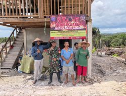 Anggota Koramil 1208-03/Tebas Ajak Warga Stop Buka Lahan Dengan Cara Membakar