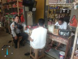 Patroli Siang, Polisi Temui Warga dengan Akrab Bahas Keamanan Lingkungan