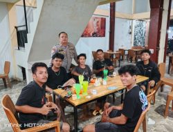 Keindahan Kebersamaan di Malam Hari Polisi Dan Warga Bersatu Jaga Kamtibmas