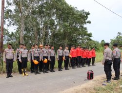 Polres Melawi Bersama Manggala Agni Ponja Melawi Kerja Keras Padamkan Api