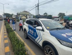 Satlantas Polres Melawi Kawal Pawai HUT ke-43 SMAN 1 Nanga Pinoh Lalu Lintas Tetap Aman Dan Lancar