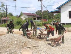 Kodim 1206/Putussibau Gotong Royong Bersama Masyarakat Perbaiki Jembatan Penghubung Antar Dusun Di Desa Sibau Hulu