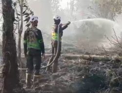 Tim SAR Ditsamapta Polda Kalbar Padamkan Titik Api Di Dekat Bandara Supadio