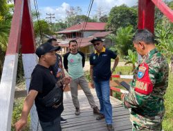 Babinsa Koramil Nanga Mahap Bersama Warga Gotong Royong Perbaiki Jembatan Penghubung Dusun
