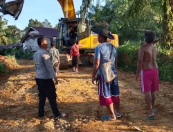 Polisi Lakukan Pengawasan Perbaikan Jalan Demi Kelancaran Distribusi Listrik Desa Nyiin