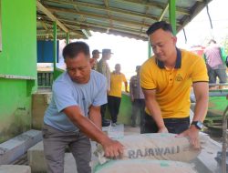 Polres Sintang Berbagi Material Bangunan Untuk Surau Baabul Jannah Dalam Program Jumat Berkah