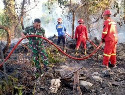 Aksi Tanggap Prajurit Yonif TP 833/BD Hadir Membantu Memadamkan Kebakaran