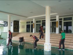 ‎Ciptakan Lingkungan Kerja Yang Bersih Dan Sehat Prajurit Korem 121/Abw Gelar Pembersihan