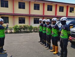 Cegah Perluasan Titik Api Tim SAR Samapta Polda Kalbar Lakukan Pendinginan Lahan Di Kubu Raya