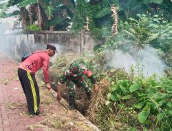 Babinsa Koramil 01/SKB Bersama Warga Gelar Kerja Bhakti Bersihkan Drainase Di RT 059 Pasiran