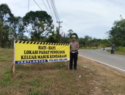 Polres Melawi Pasang Spanduk  kurangi Kecepatan Rawan Kecelakaan 