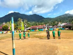 Guna Menanamkan Sikap Disiplin serta Tanggung Jawab, Babinsa Batang Lupar Latih Petugas Pengibar Bendera Di SDN 02 Lanjak