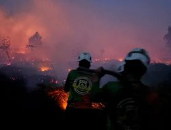 Tim SAR Dit Samapta Polda Kalbar Berjibaku Padamkan Karhutla di Kubu Raya