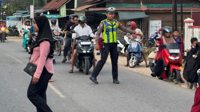 Wujud Kepedulian di Pagi Hari Satlantas Polres Melawi Atur Lalu Lintas dan Bantu Anak Sekolah Menyebrang Jalan