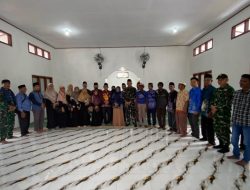 Semangat Gotong-royong Satgas Yonif 643/Wns Bantu Melanjutkan Renovasi Masjid