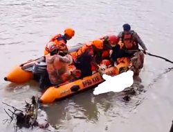 Brimob Polda Kalbar Bersama Tim SAR Gabungan Evakuasi Bocah Hilang Di Sungai Sekayam
