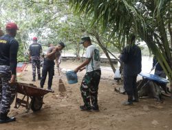 Kodim Mempawah Turun Langsung Pimpin Gotong Royong Bersih Pantai Keramat Kepiting