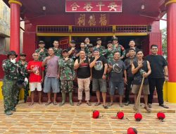 Koramil Putussibau Utara Bersama Komunitas Motor Phukat’c Laksanakan Gotong Royong Pembersihan Kelenteng Darma Suci Putussibau