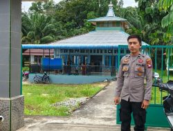 Polsek Menjalin Laksanakan Pengamanan Dan Monitoring Sholat Jumat Di Masjid Nurul Yaqin