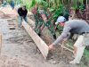 Babinsa Dalam Kaum Bersama Warga Gelar Gotong Royong Pasang Papan Mal Pengecoran Jalan Gang