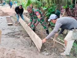 Babinsa Dalam Kaum Bersama Warga Gelar Gotong Royong Pasang Papan Mal Pengecoran Jalan Gang