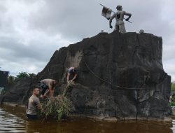 Kapolres Bersih Bersih Sampah Di Tugu Juang 2