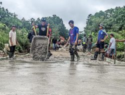Keringat Puasa Jadi Ibadah Guyub Rukun Satgas TMMD Kodim 1205/Sintang Dan Warga Kebut Pembangunan Jalan Desa