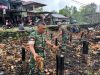 Koramil 1206-06/Putussibau  Utara Gotong Royong Bersihkan Sisa-Sisa Puing Pasar Pagi Yang Kebakaran