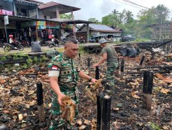 Koramil 1206-06/Putussibau  Utara Gotong Royong Bersihkan Sisa-Sisa Puing Pasar Pagi Yang Kebakaran