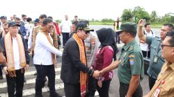 Kasdim 1206/Psb Bersama Forkopimda Kapuas Hulu Sambut Kedatangan Ketua Komisi V DPR RI