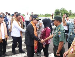 Kasdim 1206/Psb Bersama Forkopimda Kapuas Hulu Sambut Kedatangan Ketua Komisi V DPR RI