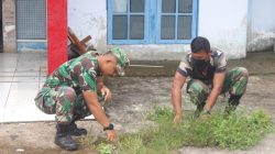 Anggota Kodim 1206/Putussibau Gotong Royong Bersihkan Kantor Puskesmas Lama Yang Sudah Tidak Beroperasi