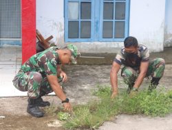 Anggota Kodim 1206/Putussibau Gotong Royong Bersihkan Kantor Puskesmas Lama Yang Sudah Tidak Beroperasi
