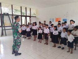 Babinsa Embaloh Hulu Bina Wawasan Kebangsaan Dan Latih PBB Di SMPN 1 Embaloh Hulu