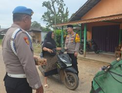Kapolsek Manis Mata Bersama Anggota Bagikan Takjil Gratis Kepada Masyarakat