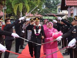 Tradisi Gerbang Pora Warnai Pelepasan Kompol Oding Ardi Di Polres Melawi