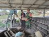Eratkan Hubungan Dengan Warga Babinsa Malek Koramil 08/Paloh Komsos Bersama Pembuat Batako