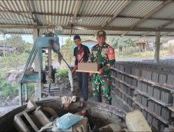 Eratkan Hubungan Dengan Warga Babinsa Malek Koramil 08/Paloh Komsos Bersama Pembuat Batako