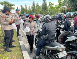 Polwan Polda Kalbar Terus Tebarkan Kebaikan Dengan Berbagi Takjil Jelang Berbuka Puasa Di Depan Mapolda