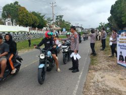 Senyum Kapolres Landak Warnai Aksi Berbagi Takjil Di Bulan Suci Ramadhan