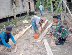 Jalin Keakraban Babinsa Salatiga Komsos Bersama Warga Yang Sedang Membangun Rumah