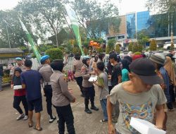 Sapa Masyarakat Melalui Gerobak Sedekah Presisi Polwan Polda Kalbar Bagikan Takjil Di Masjid Mujahidin