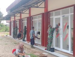 Koramil Putussibau Utara Bersama Warga Bersihkan Lingkungan Koperasi Desa Merah Putih Sibau Hulu