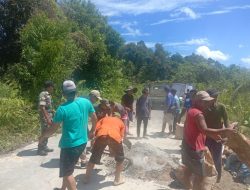 Jalin Kebersamaan Babinsa Koramil Embaloh Hulu Gotong Royong Bersama Warga Binaan Perbaiki Jalan Desa Ulak Pauk Yang Rusak