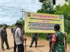 Sinergitas TNI–Polri Babinsa Koramil Bunut Hilir Bersama Polsek Boyan Tanjung Lakukan Pemasangan Banner Himbauan Stop Pertambangan Emas 