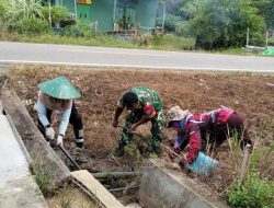 Babinsa Batang Lupar Bersama Warga Desa Sepandan Perbaiki Pipa Saluran Air Demi Penuhi Kebutuhan Masyarakat