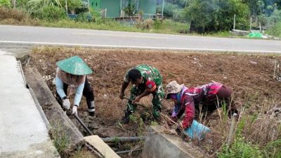 Babinsa Batang Lupar Bersama Warga Desa Sepandan Perbaiki Pipa Saluran Air Demi Penuhi Kebutuhan Masyarakat