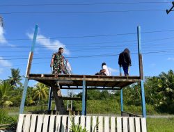 Babinsa Desa Berlimang Bersama Warga Rehab Poskamling Tingkatkan Keamanan Wilayah